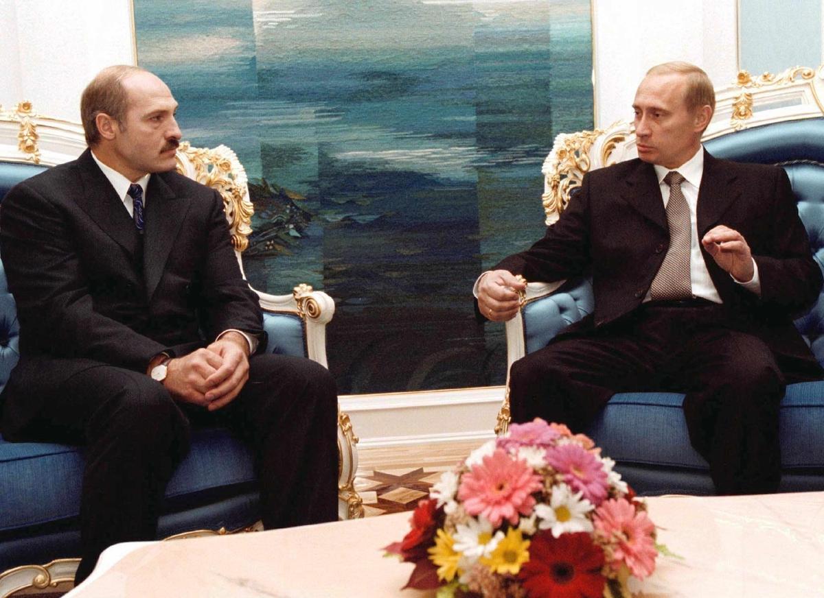 Lukashenko speaks to Russian Prime Minister Vladimir Putin in Minsk, 8 September 1999. Photo: EPA / RTR POOL / VASILY FEDOSENKO