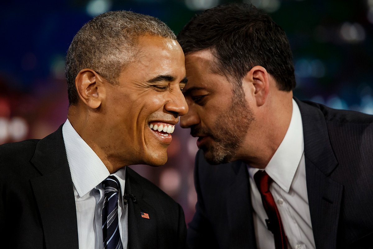 Президент США Барак Обама беседует с ведущим Джимми Киммелом во время рекламной паузы между съемками программы «Джимми Киммел в прямом эфире!» в районе Голливуд в Лос-Анджелесе, Калифорния, США, 24 октября 2016 года. Фото: Marcus Yam / EPA