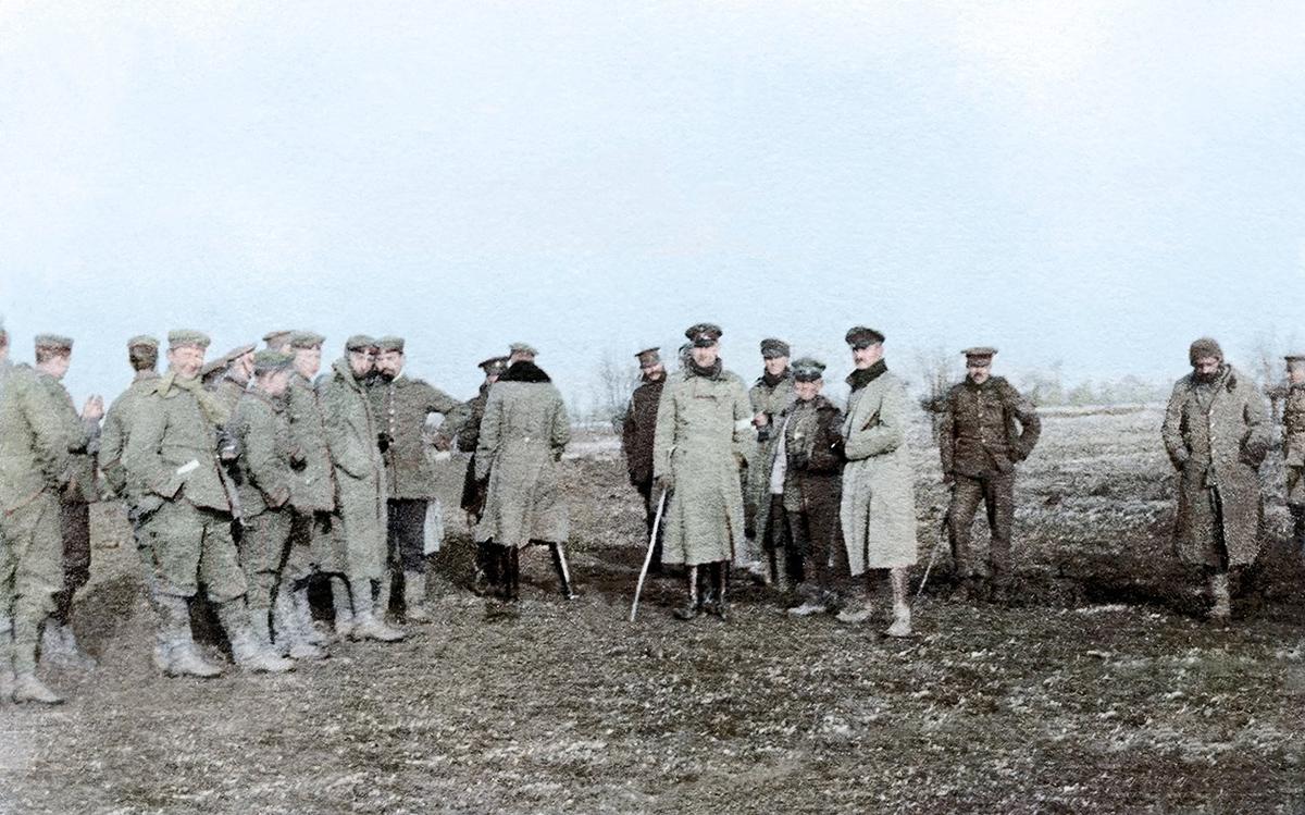 Британские и немецкие войска во время неофициального перемирия. Фото: Eyes Roger / Wikimedia