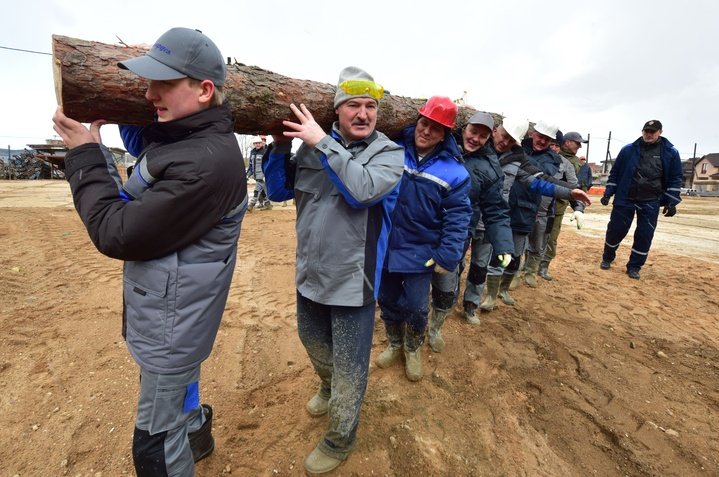 Alexander Lukashenko helps construction workers carry a log during the construction of a rhythmic gymnastics centre in Minsk, 22 April 2016. Photo: EPA / MAKSIM GUCHEK / BELTA / POOL