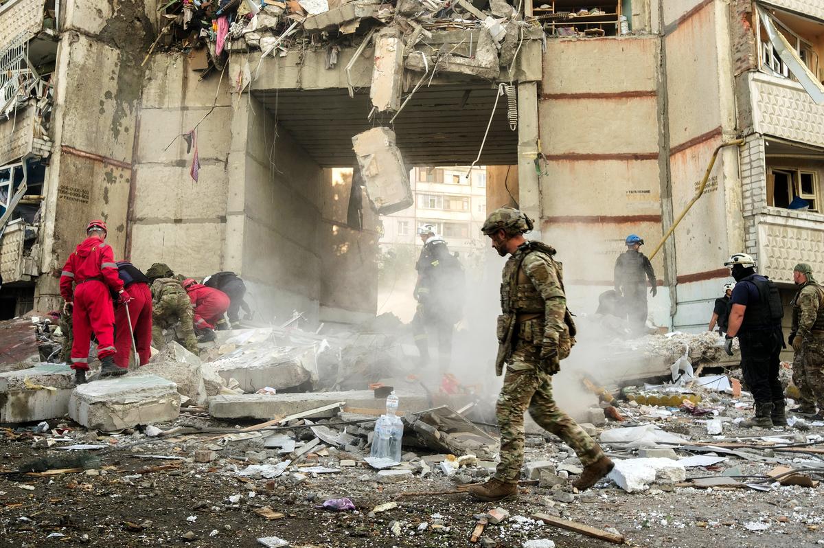 The aftermath of the Russian shelling of a high-storey residential building in Kharkiv, northeastern Ukraine, 24 September 2024. Photo: EPA-EFE / GEORGE IVANCHENKO