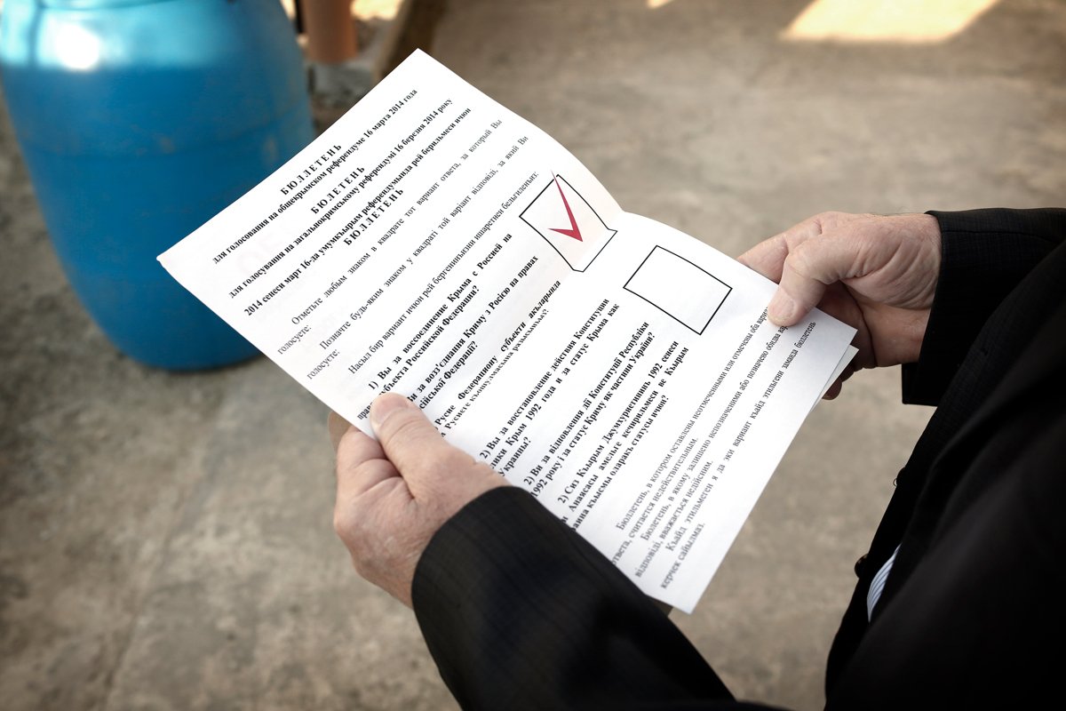 Бюллетени для голосования на референдуме об аннексии Крыма Симферополь, 14 марта 2014 года. Фото: Bulent Doruk / Anadolu Agency / Getty Images