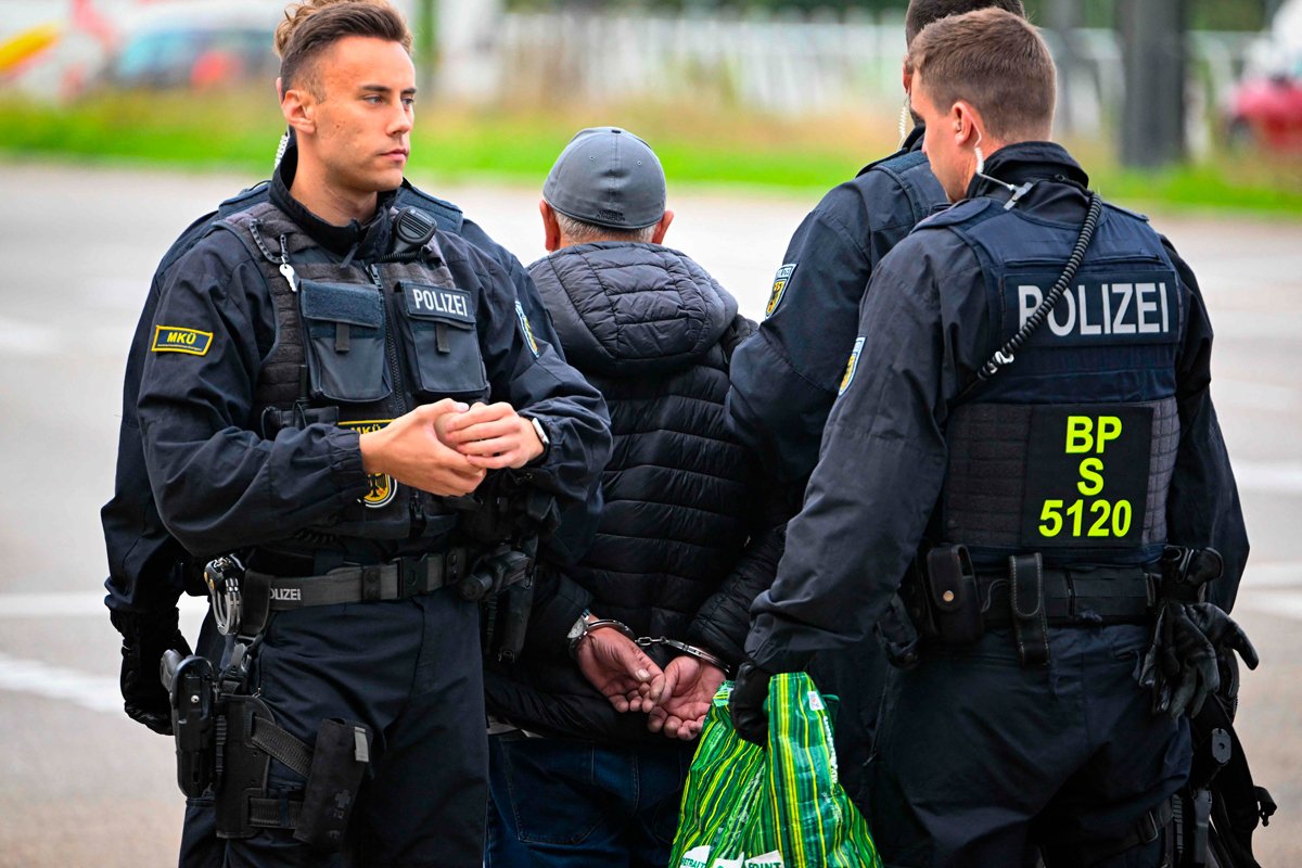 Oficerët e policisë gjermane arrestojnë një burrë në kufirin gjermano-francez në Kehl, Gjermani, 16 shtator 2024. Foto: Sebastien Bozon / AFP / Scanpix / LETA