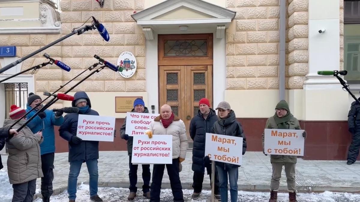 Дмитрий Киселев и Мария Бутина вышли на акцию протеста против задержания Марата Касема к посольству Латвии в Москве. Фото: скрин  видео