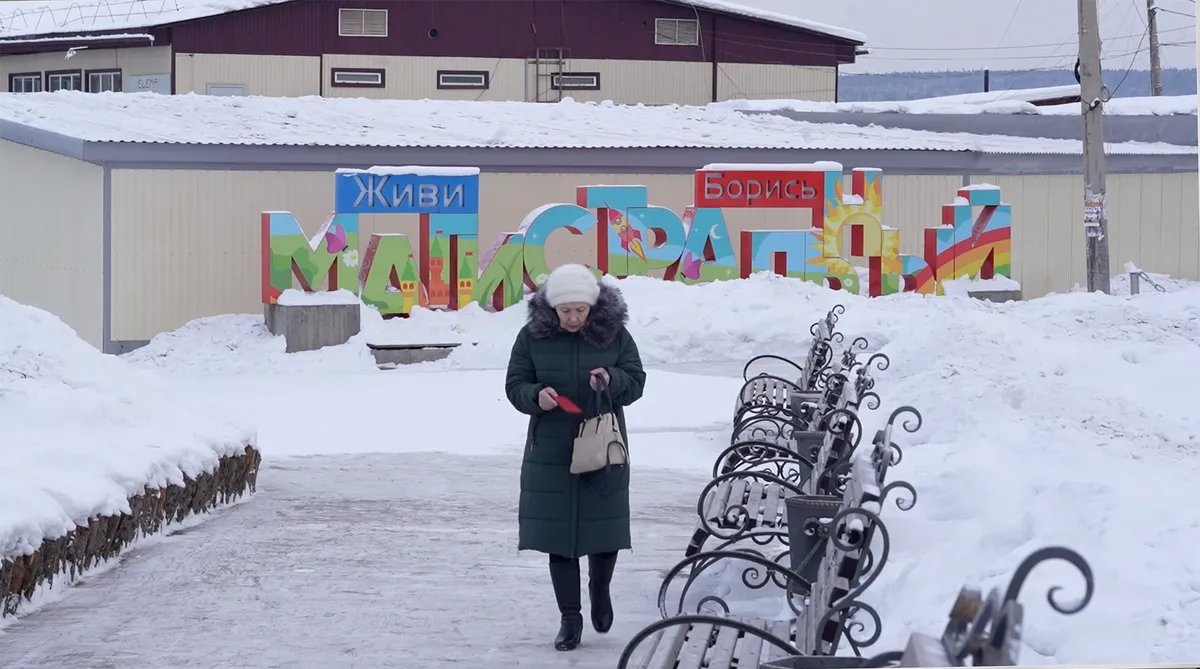 ‘Live. Fight’: a mural in the village of Magistralny, Irkutsk region.  A shot from the film “Firewood for the mobilised”