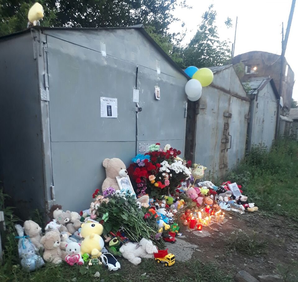 Стихийный мемориал возле гаража, в котором было найдено тело Далера. Фото: соцсети