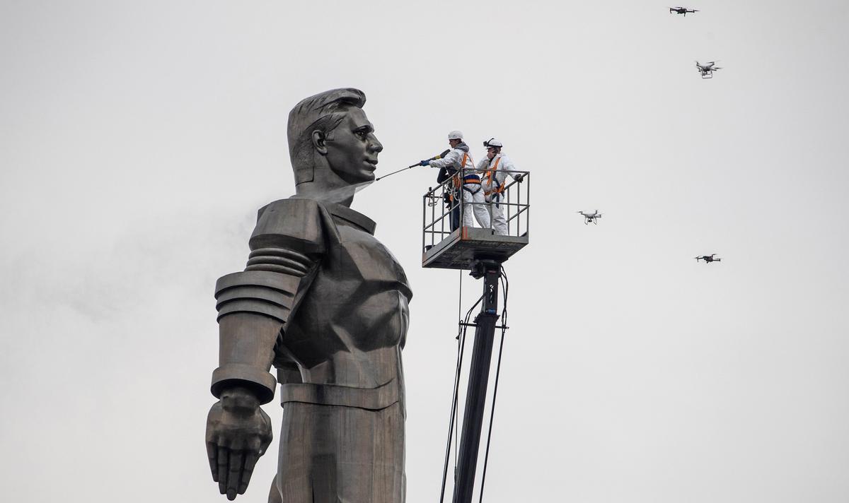 A giant monument to Yuri Gagarin is cleaned in Moscow. Photo: EPA-EFE/SERGEI ILNITSKY