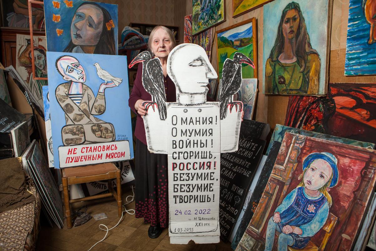 (Left to right) “Don’t become cannon fodder.” “Oh, mania! Oh, the mummy of war! Russia, you will burn! You are wreaking havoc!” Artworks by Elena Osipova. Photo: Elena Rodina for Novaya Gazeta Europe