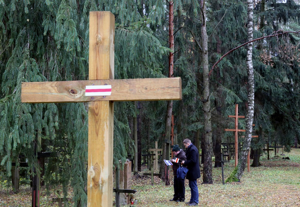 На братском захоронении жертв советского режима во время памятной акции в Минске, Беларусь, 30 октября 2016 года. Фото: Татьяна Зенькович / EPA-EFE