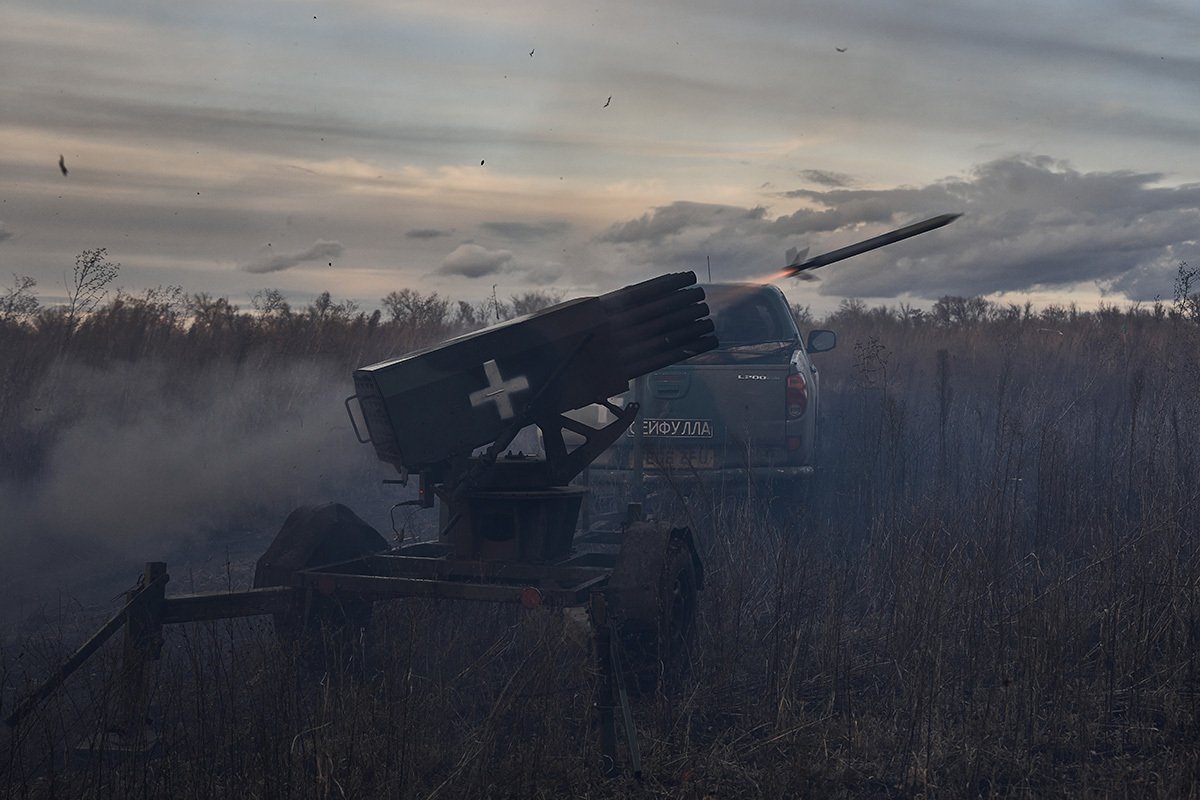 Момент выстрела украинскими военными из РСЗО по российским позициям в районе Бахмута, 29 октября 2023 г. Фото: Костя Либеров / Libkos / Getty Images)