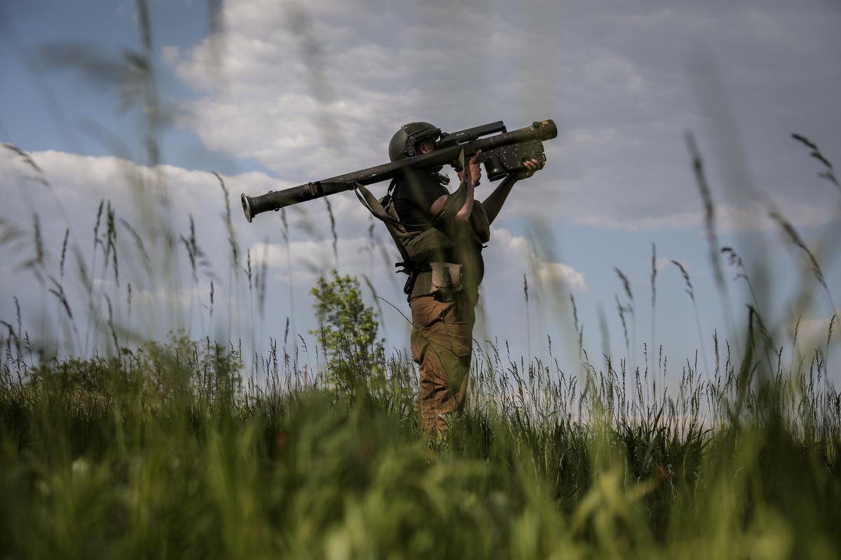 A Ukrainian soldier aiming a Stinger man-portable air defence system. Photo: EPA-EFE / OLEG PETRASYUK
