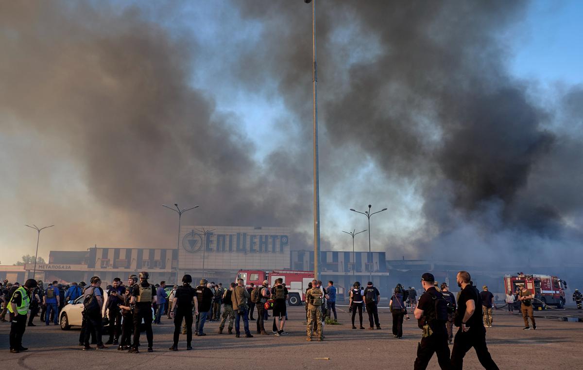 A crowd of people gathers outside the Epitsentr hypermarket in the aftermath of the glide bomb attack, 25 May 2024. Photo: EPA-EFE / SERGEY KOZLOV