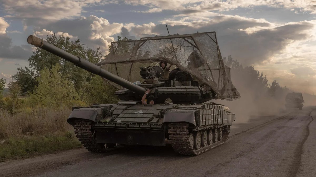 AFU servicemen riding on a T-64 tank in Ukraine’s Sumy region, near the border with Russia, 11 August 2024. Photo: Roman Pilipei / AFP / Scanpix / LETA