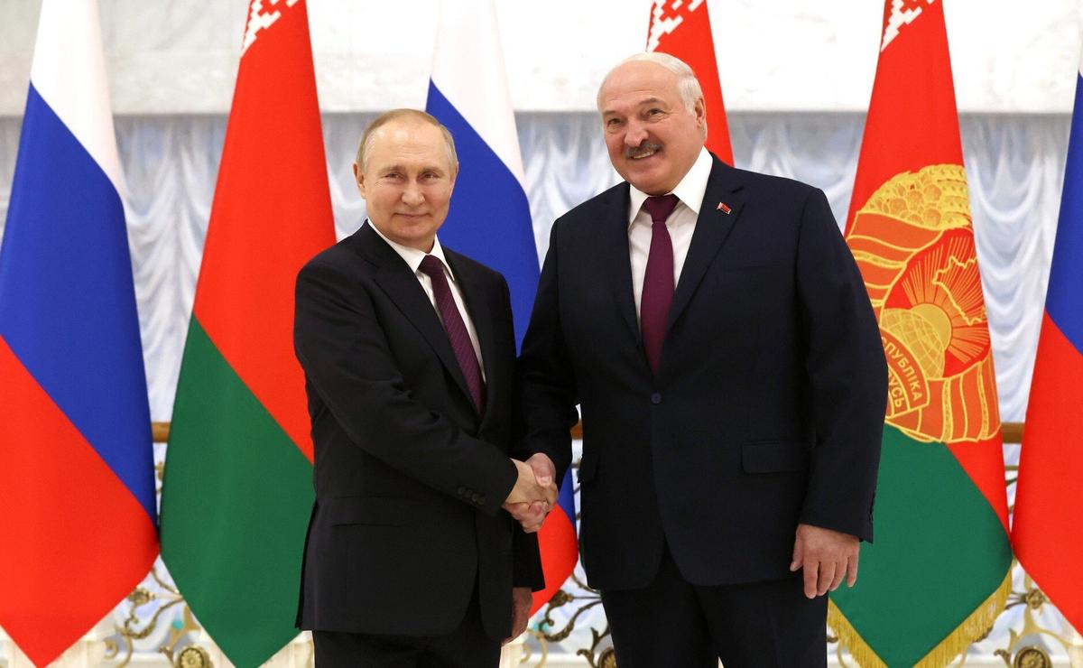 Владимир Путин и Александр Лукашенко во время встречи в Минске, 19 декабря 2022 года. Фото: Kremlin Press Office / Anadolu Agency / Getty Images