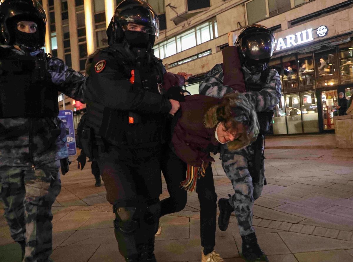 Полиция задерживает митингующего во время акции протеста против начала войны в Украине. Москва, февраль 2022 года. Фото: EPA-EFE / MAXIM SHIPENKOV