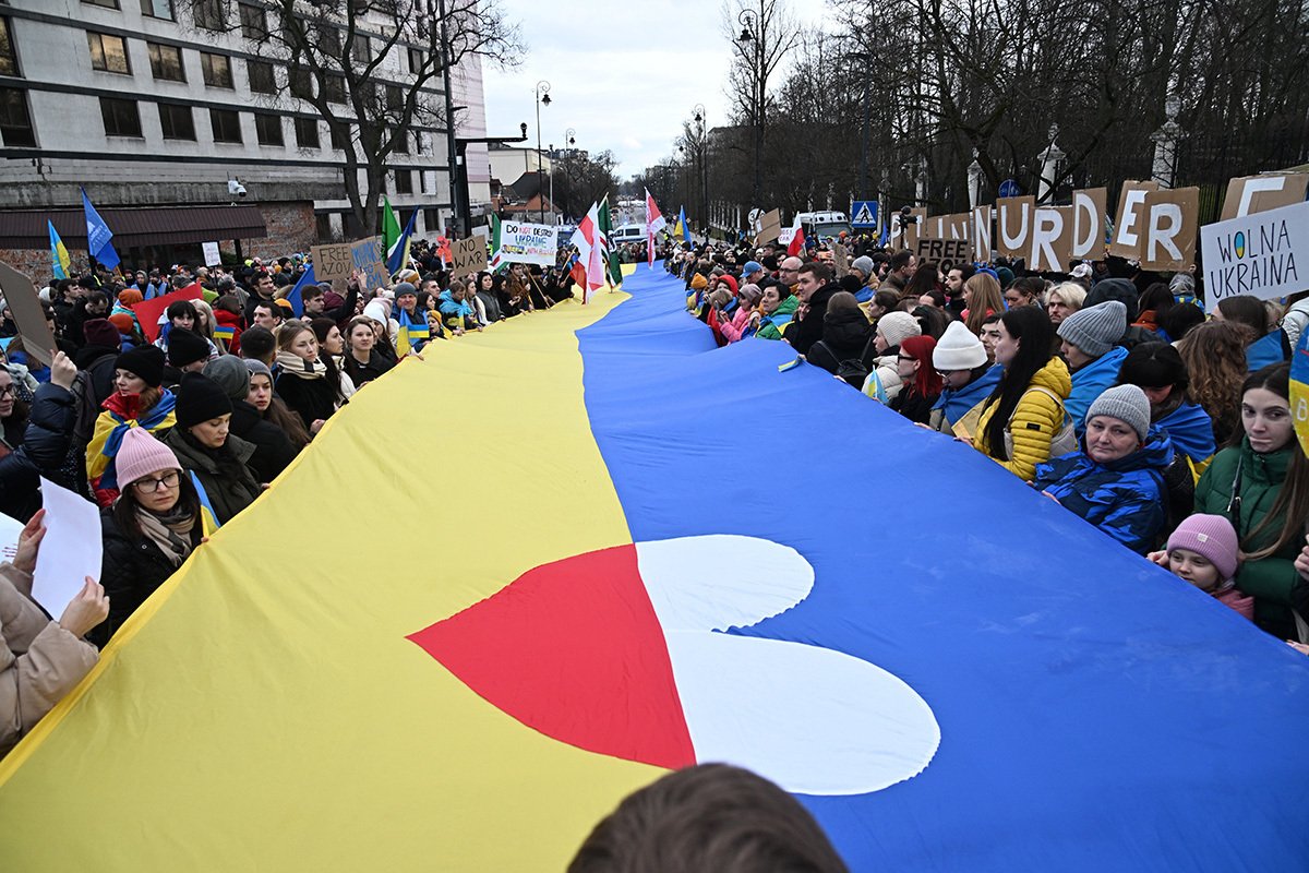 Protestuesit shpalosin një flamur ukrainas përpara Ambasadës Ruse në Varshavë, Poloni, 24 shkurt 2024.  Foto: Radek Pietruszka / EPA-EFE