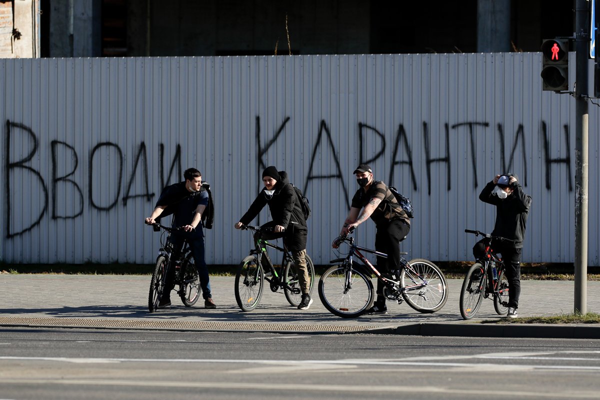 Граффити с требованием ввести карантин в Минске, 6 апреля 2020 года. Фото: Sergei Grits / AP Photo / Scanpix