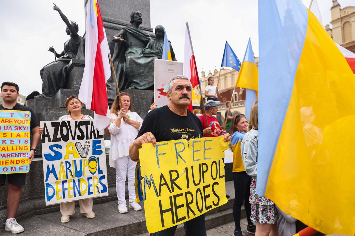 Украинцы на демонстрации в День независимости Украины на главной площади в Кракове, Польша, 24 августа 2022 года. Фото: Beata Zawrzel/NurPhoto via Getty Images