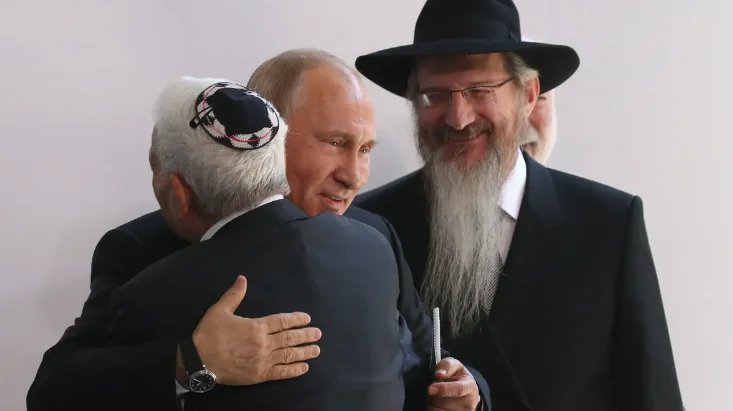 Vladimir Putin and Berl Lazar (right). Photo: Mikhail Svetlov / Getty Images
