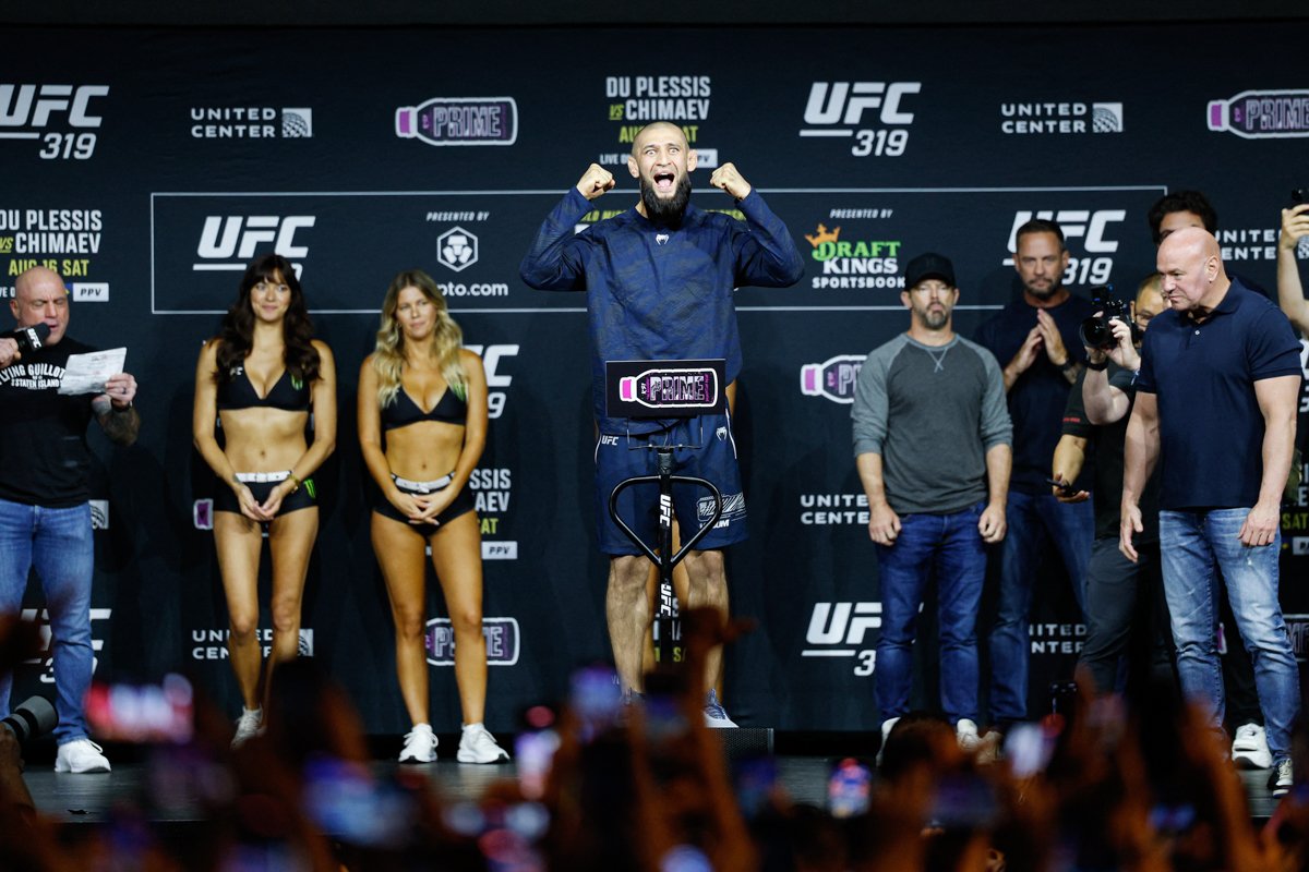 Хамзат Чимаев во время взвешивания перед турниром UFC 319. Фото: Kamil Krzaczynski / IMAGN IMAGES via Reuters Connect / Scanpix