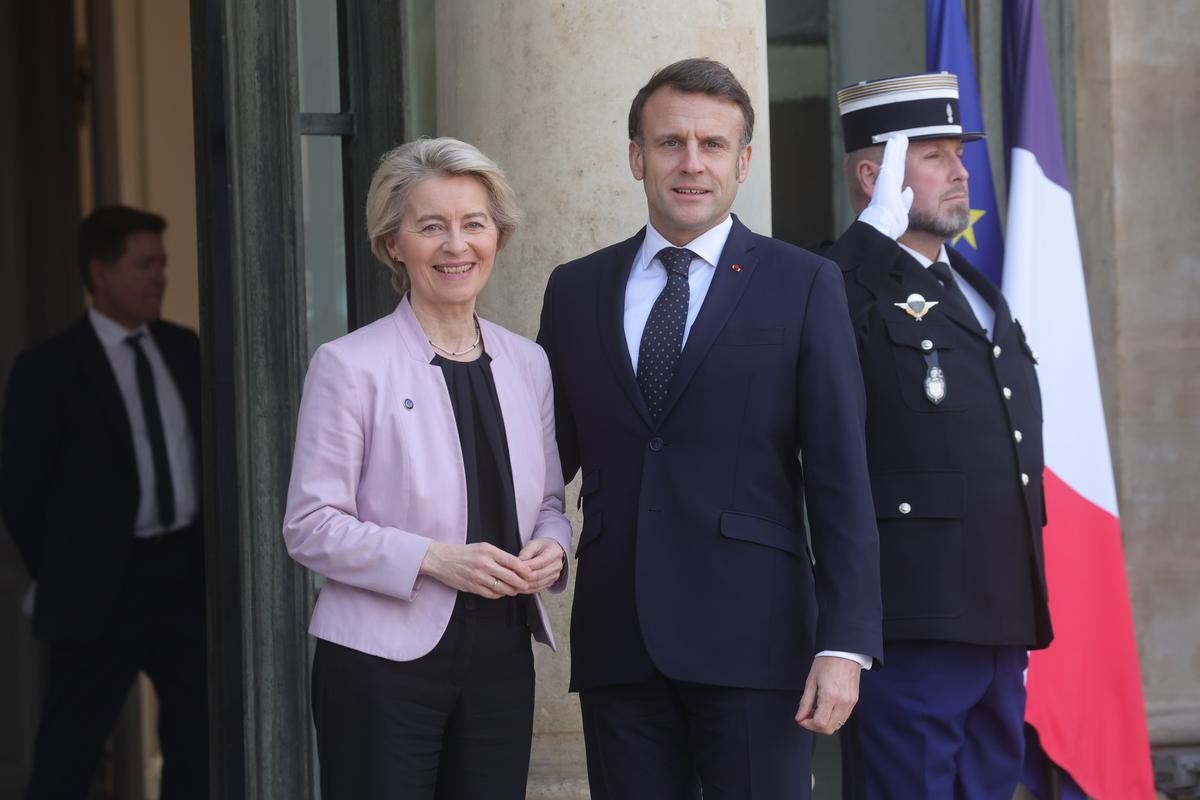 European Commission President Ursula von der Leyen is greeted by French President Emmanuel Macron at the Élysée Palace in Paris, 17 February 2025. Photo: EPA-EFE / TERESA SUAREZ