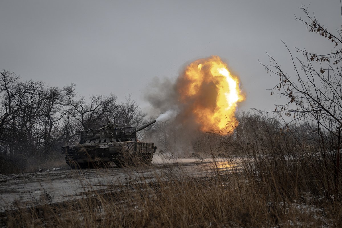 Украинские солдаты ведут огонь по российским целям в направлении Авдеевки, Донецкая область, 01 декабря 2023 года. Фото: Ozge Elif Kizil / Anadolu / Getty Images