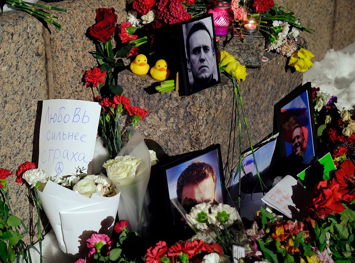 Стихийный мемориал в память об Алексее Навальном на Воскресенской набережной в Санкт-Петербурге, 16 февраля 2024 года. Фото: Алексей Смагин / Коммерсантъ / Sipa USA / Vida Press
