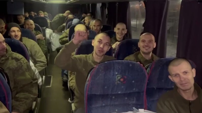 Российские военнослужащие после освобождения из плена, 3 января 2024 года. Фото: скрин видео Министерства обороны РФ