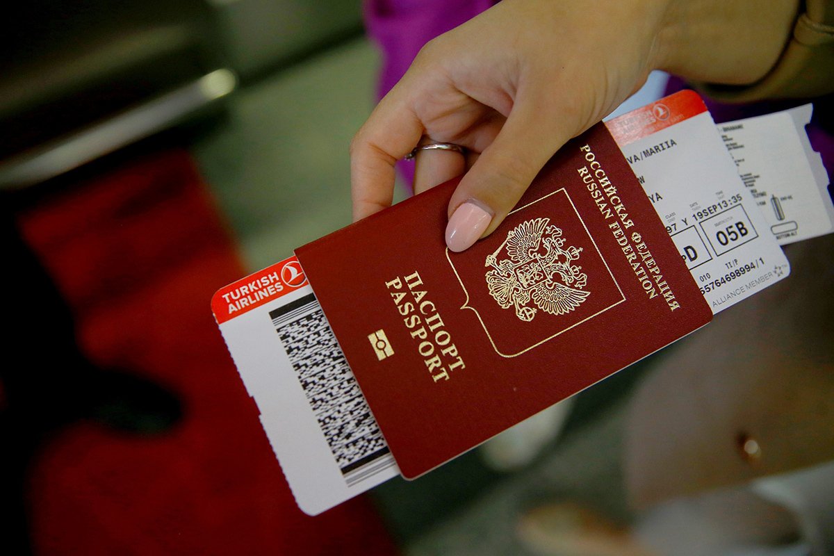 Билет Turkish Airlines в паспорте российского пассажира в Международном аэропорту Внуково, Москва, 19 сентября 2017 года. Фото: Sefa Karacan / Anadolu Agency
