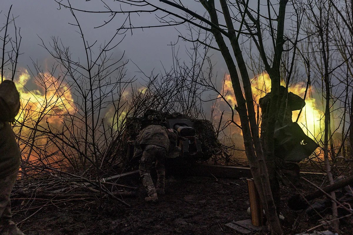 Ukrainian soldiers launch artillery strikes in the direction of Bakhmut, eastern Ukraine, 18 November 2023. Photo: Diego Herrera Carcedo / Anadolu / Getty Images