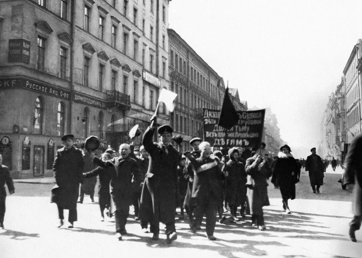 Студенты во время революционных событий в Петрограде, 1917 год. Фото: Keystone-France / Gamma-Rapho / Getty Images