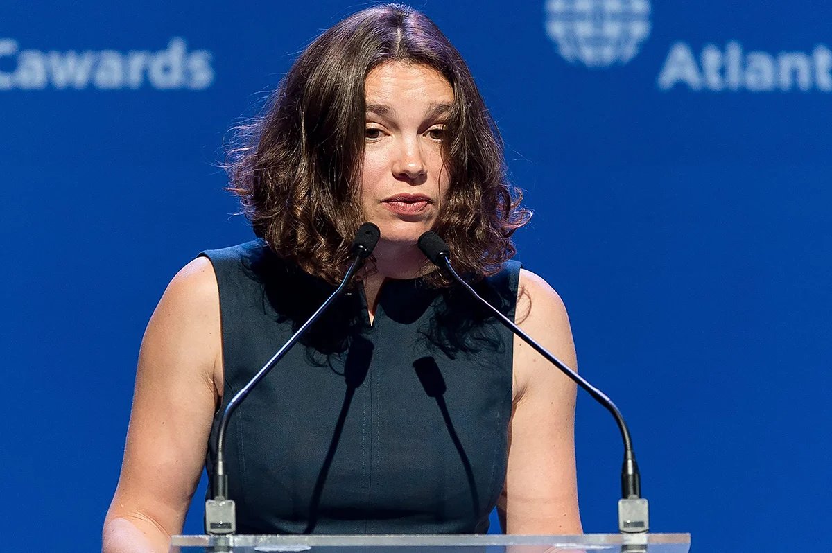 Zhanna Nemtsova receives the 2015 Atlantic Council Freedom Award on behalf of her late father at the Wrocław Global Forum in Poland, 12 June 2015. Photo: Maciej Kulczynski / EPA