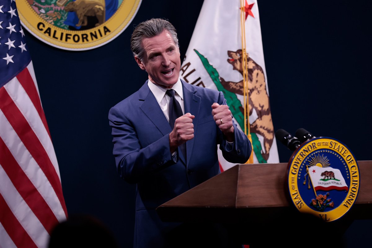 Губернатор Калифорнии Гэвин Ньюсом отвечает на пресс-конференции в Сакраменто, Калифорния, США, 10 мая 2024 года. Фото: John G. Mabanglo / EPA-EFE