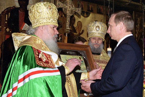 Патриарх Алексий II преподает благословение Владимиру Путину в день инаугурации 7 мая 2000 года. Фото: Wikimedia