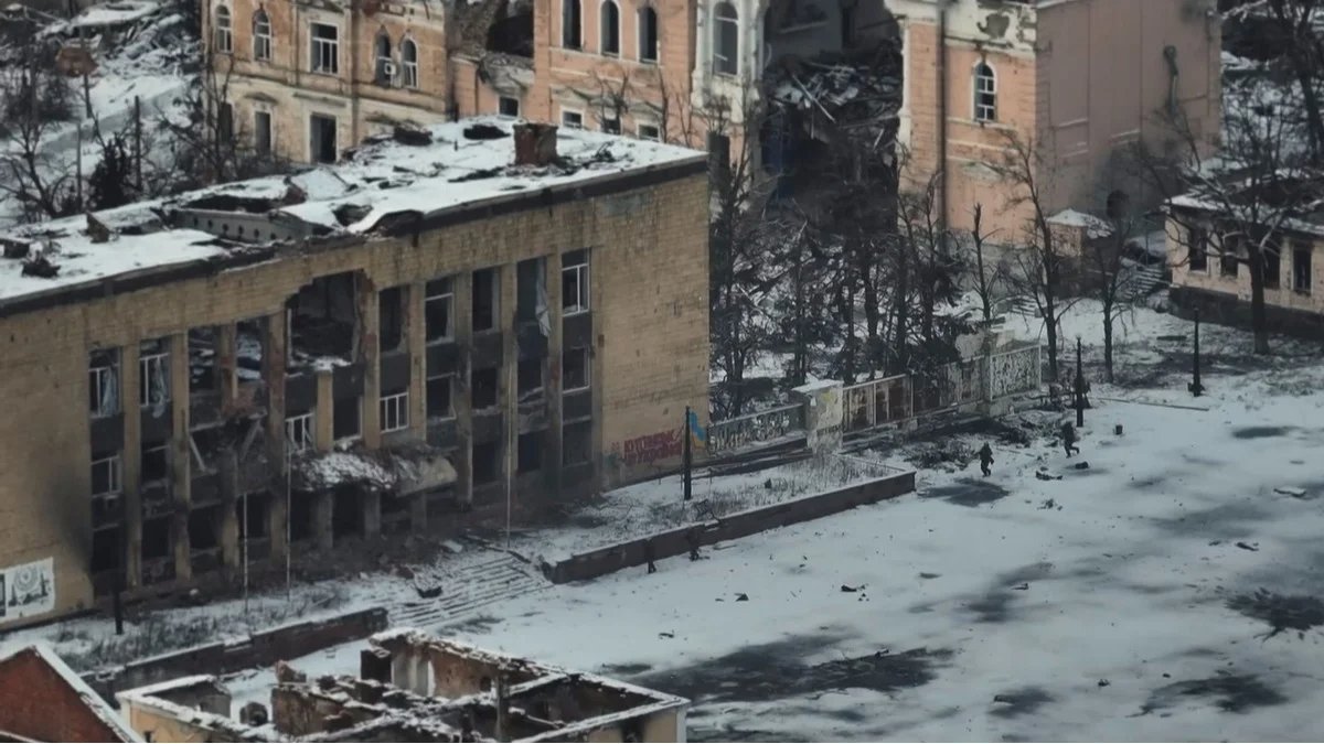 Ukrainian soldiers running toward the Kupyansk city administration building. Photo:  Khartiya Corps