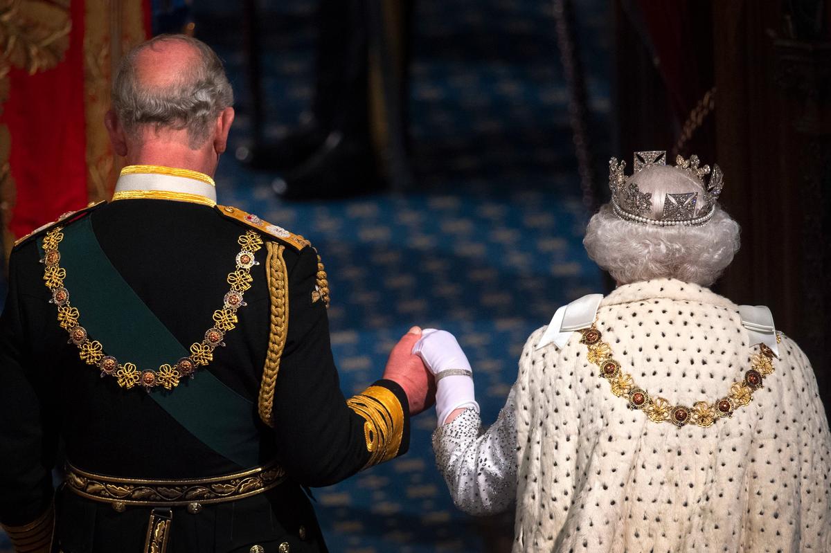 Королева Елизавета II и принц Чарльз Уэльский на открытии парламента королевой Елизаветой II в Палате лордов в Вестминстерском дворце 14 октября 2019 года в Лондоне, Англия. Фото: Виктория Джонс / WPA Pool/Getty Images