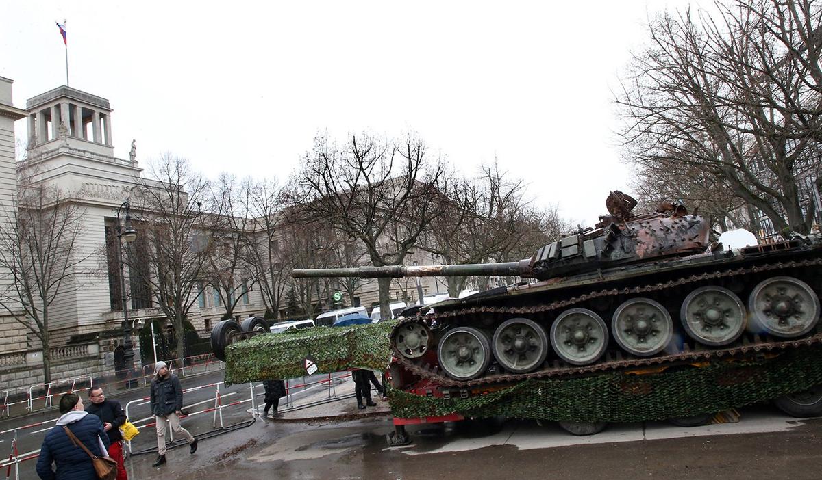 Сгоревший в Украине российский танк напротив здания посольства, 24 февраля 2023 года. Фото: Wolfgang Kumm / picture alliance / Getty Images
