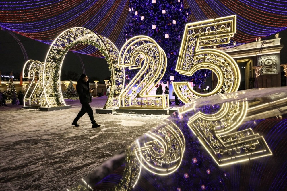 New Year decorations in Moscow, 11 December. Photo: EPA-EFE/SERGEI ILNITSKY