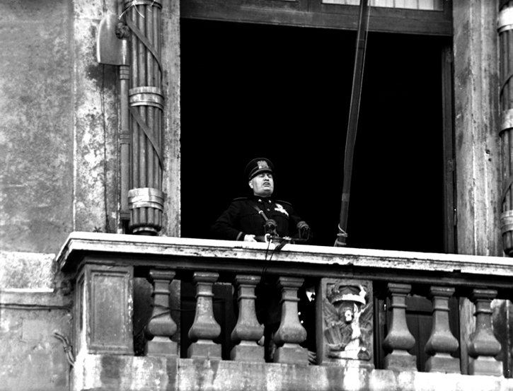Муссолини делает заявление об объявлении войны с балкона римского Палаццо Венеция. Фото:  Wikimedia Commons