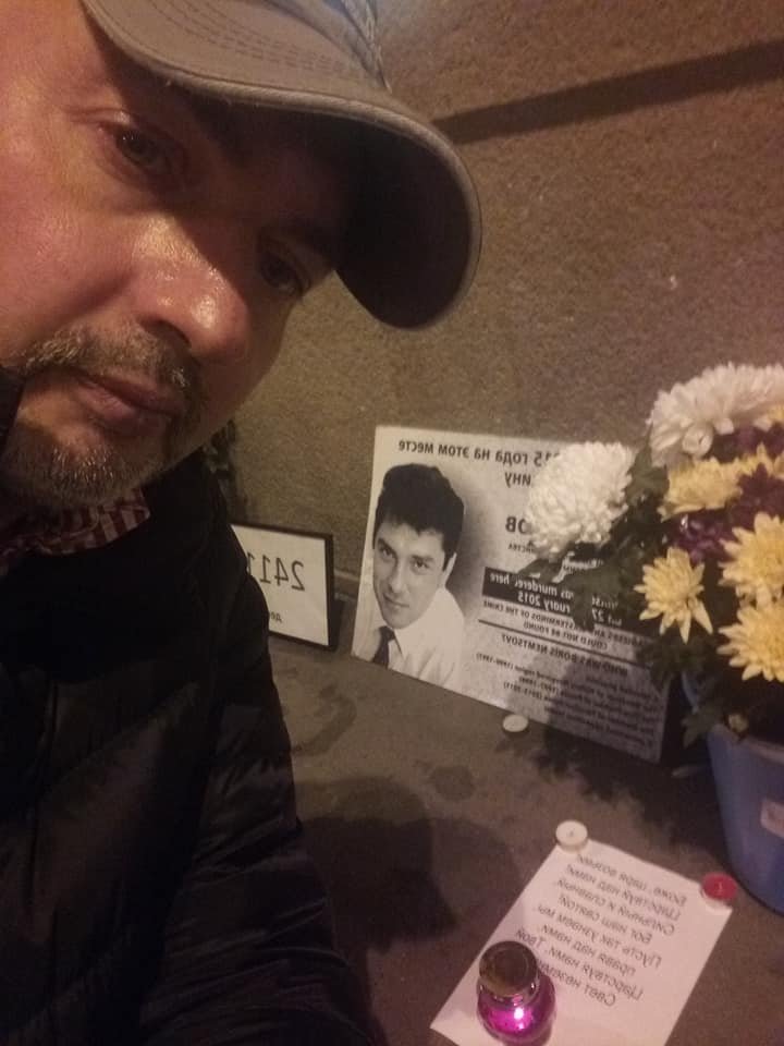 Евгений Мищенко у стихийного мемориала «Немцов мост». Фото:  Facebook