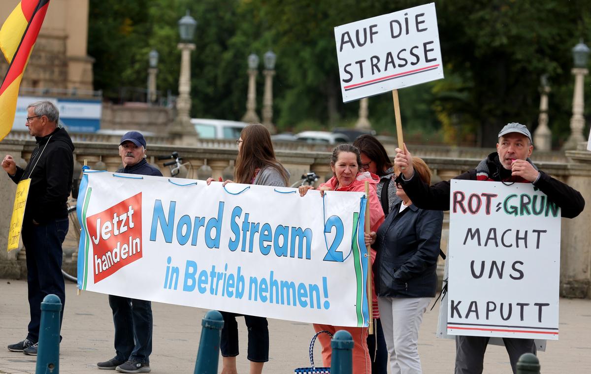 Перед началом первой сессии парламента члены партии «Альтернатива для Германии» требуют Запустить «Северный поток — 2». Фото: Bernd Wüstneck/Getty Images