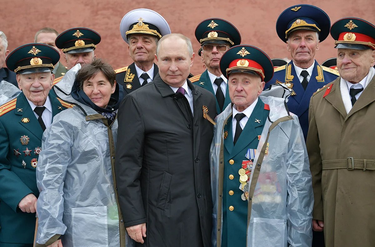 Vladimir Putin meets with veterans after the Victory Day parade on Moscow’s Red Square, 9 May 2021. Photo: Alexei Druzhinin / EPA-EFE / SPUTNIK / KREMLIN POOL