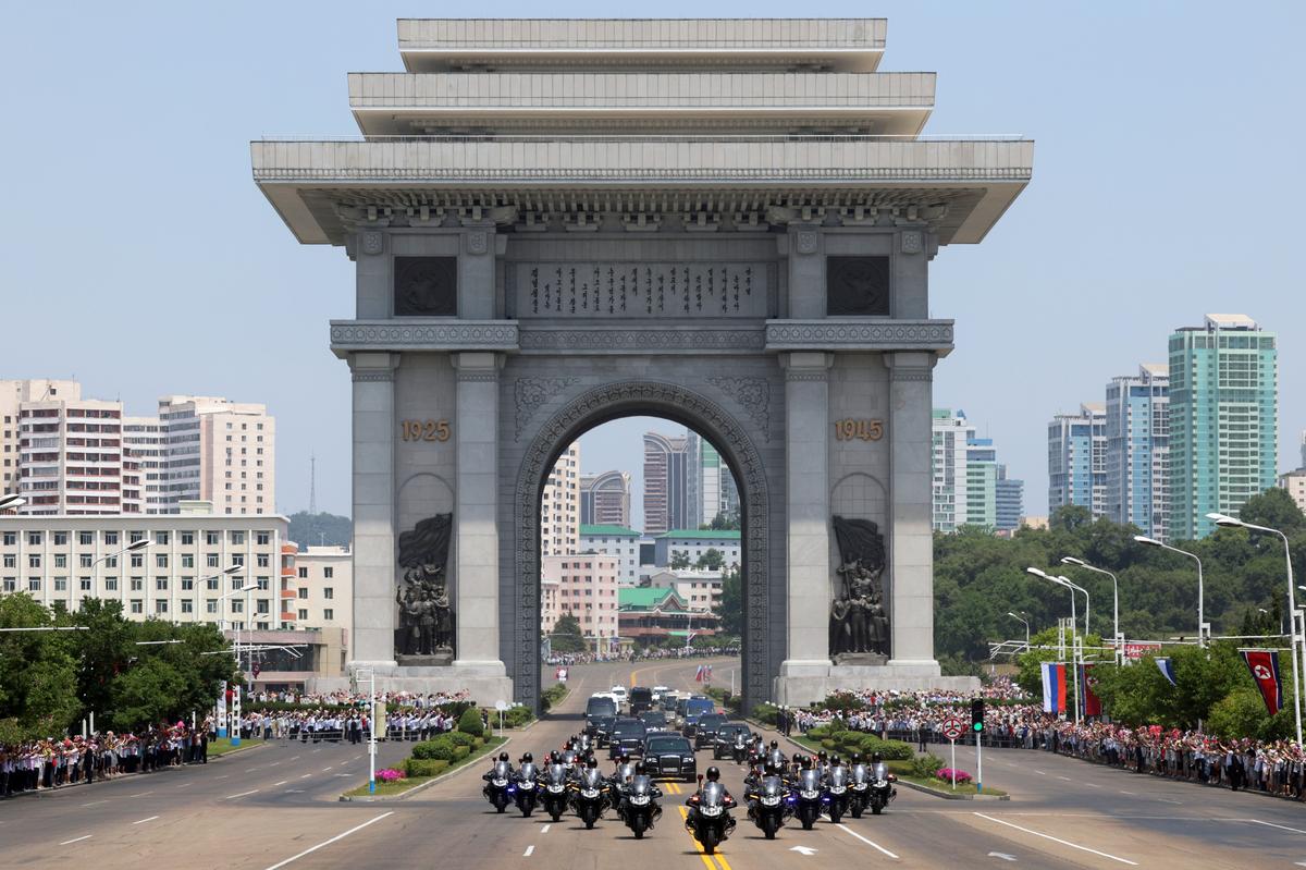 A motorcade carrying Putin and Kim passes through Pyongyang’s Arch of Triumph on 19 June 2024. Photo: EPA-EFE / GAVRIIL GRIGOROV / SPUTNIK / KREMLIN POOL