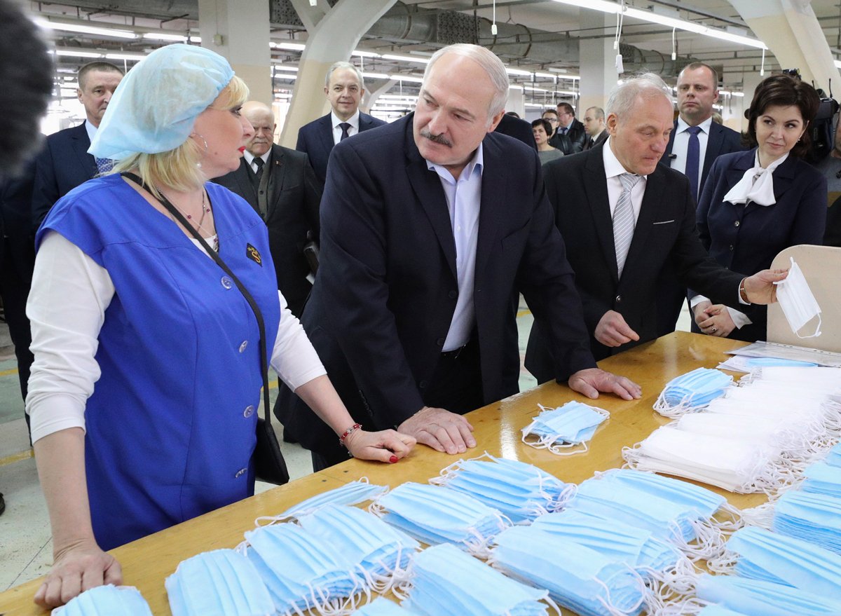 Александр Лукашенко на швейной фабрике, переоборудованной под производство медицинских масок в Бобруйске, 21 апреля 2020 года. Фото: Maxim Guchek / AP Photo / Scanpix
