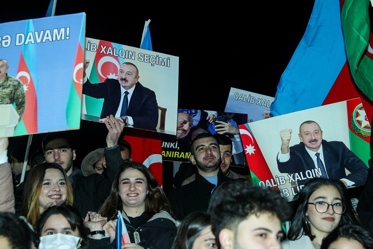 Жители Баку празднуют победу Ильхана Алиева на президентских выборах, 7 февраля 2024 года. Фото: Азиз Каримов / Getty Images