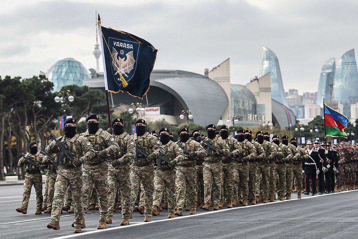 Азербайджанские солдаты во время военного парада. Фото: Roman Ismayilov / EPA