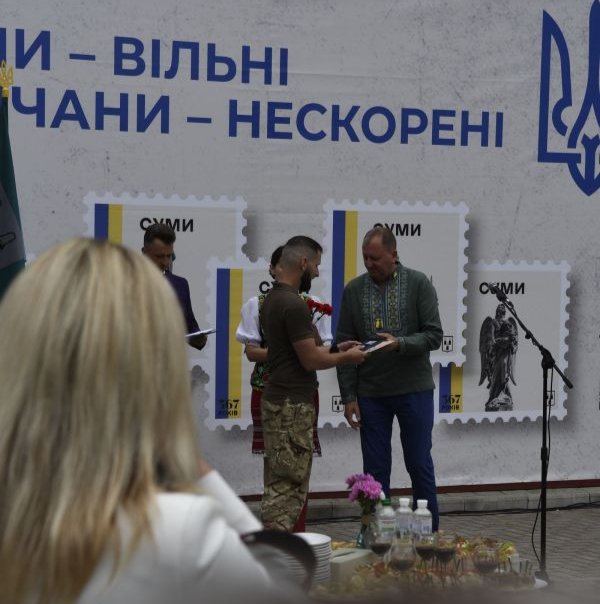 Игорь Ганенко получает медаль за защиту города от мэра Сум. Фото: Йенс Альструп
