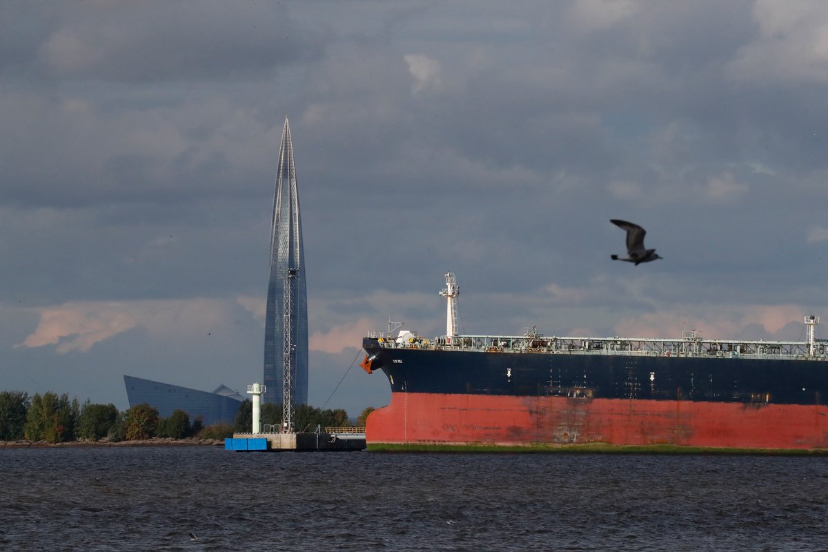 Нефтяной танкер на фоне башни «Лахта-центр», штаб-квартиры «Газпрома» в Санкт-Петербурге, Россия, 20 сентября 2022 года. Фото: Анатолий Мальцев / EPA-EFE