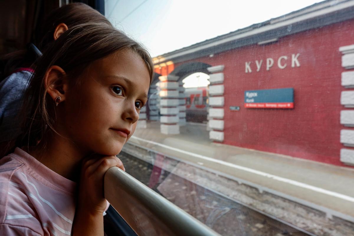 A young evacuee looks out of a railway carriage at the main train station in Kursk following a surprise Ukrainian incursion into Russian territory on 6 August 2024. Photo: EPA-EFE