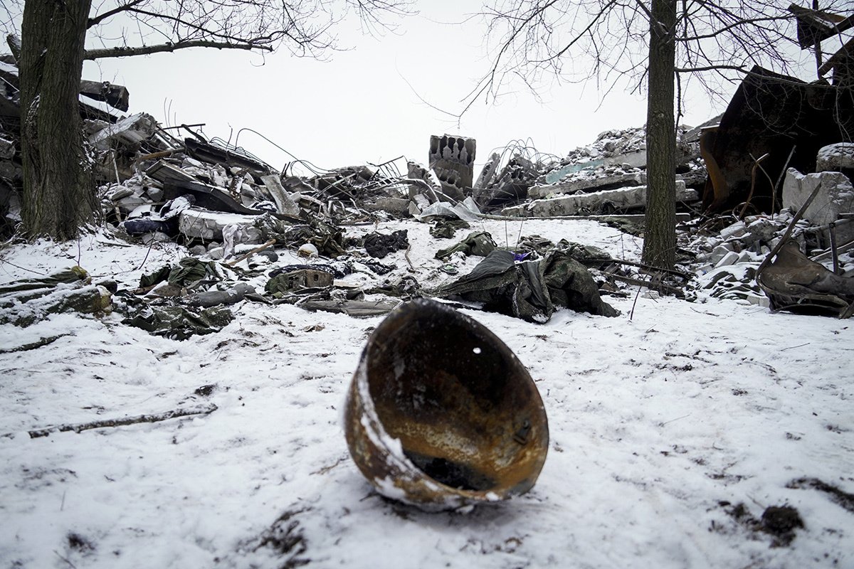 Rrënojat e një ndërtese pas një sulmi të artilerisë ukrainase në Makeevka, e cila strehonte personelin ushtarak të Forcave të Armatosura Ruse, rajoni Donetsk, Ukrainë, 16 janar 2023. Foto: Vladimir Alexandrov / Anadolu Agency / Getty Images